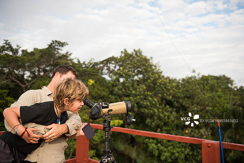 父子在厄瓜多尔丛林中寻找野生动物图片素材