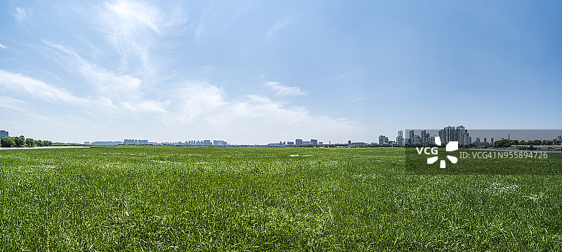 多云天空下的田野风光图片素材