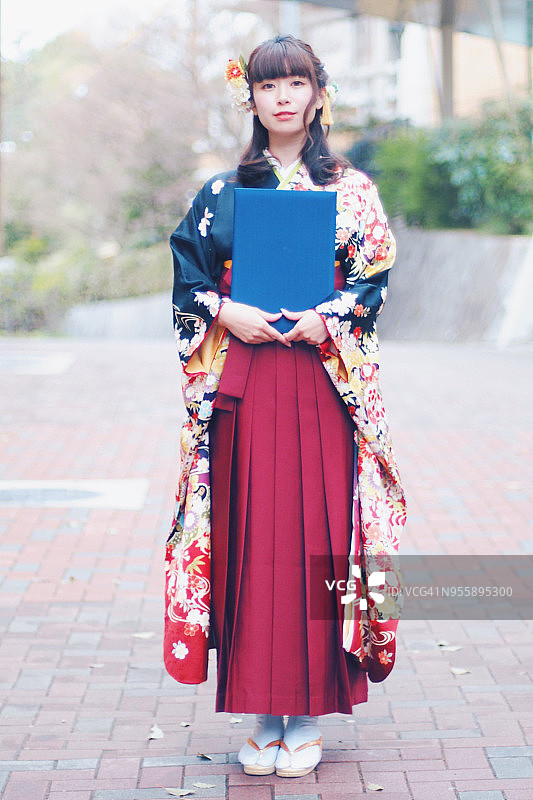 在大学毕业典礼上穿和服的年轻女子图片素材