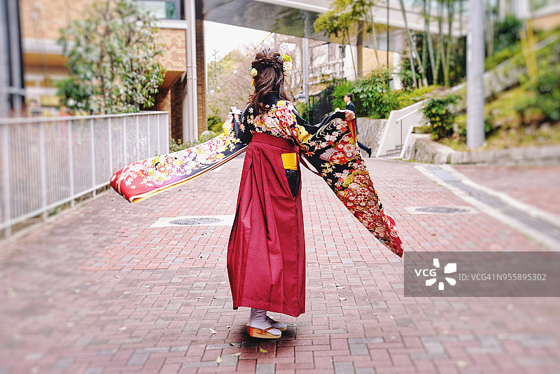 在大学毕业典礼上穿和服的年轻女子图片素材