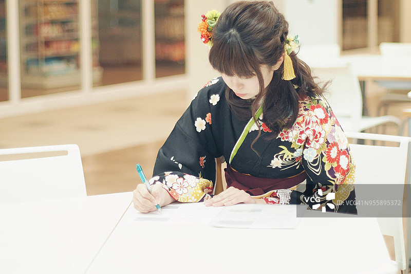 在大学毕业典礼上穿和服的年轻女子图片素材