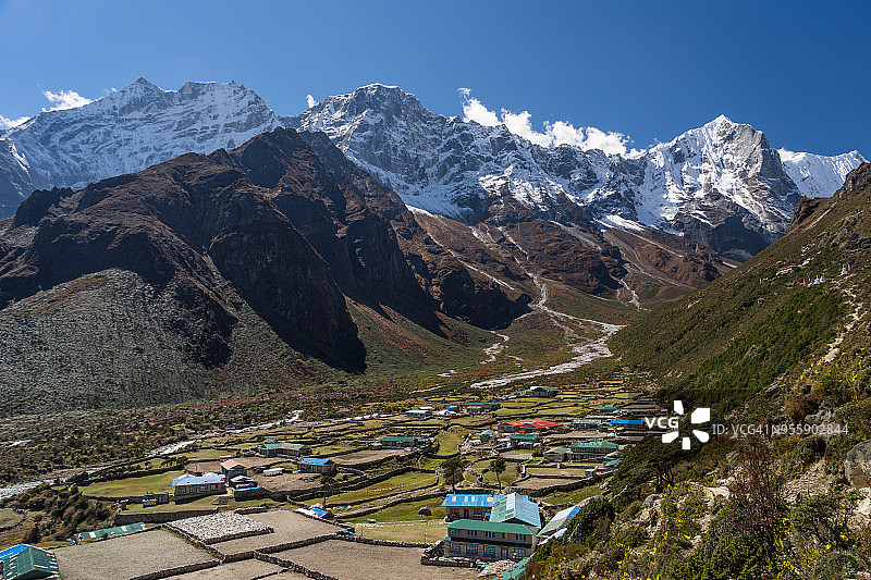 尼泊尔珠穆朗玛峰地区夏尔巴人村庄塔梅村图片素材