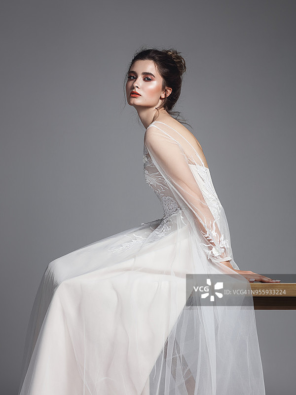 身穿婚纱的漂亮新娘图片素材