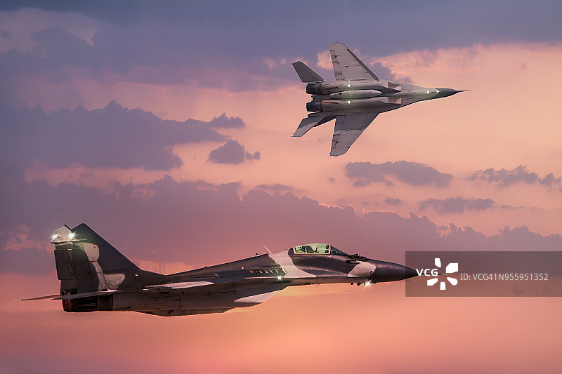 米格-29战斗机在日落时分飞行图片素材