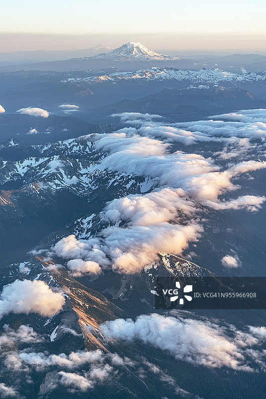 Cascade山脉，背景可见雷尼尔山图片素材