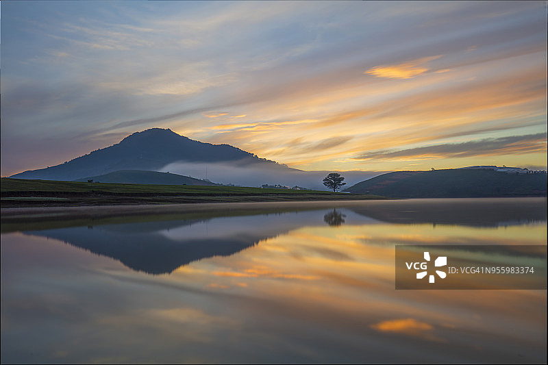丹基亚湖及其美丽的山景倒影图片素材
