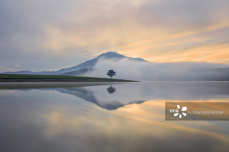 丹基亚湖及其美丽的山景倒影图片素材