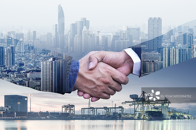 商务人士握手达成物流货运集装箱运输合作协议图片素材