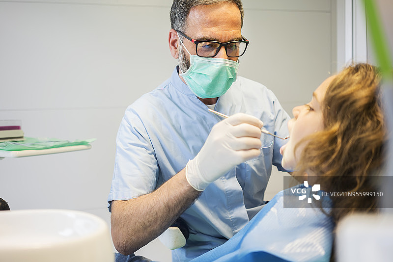 在牙医诊所不害怕图片素材