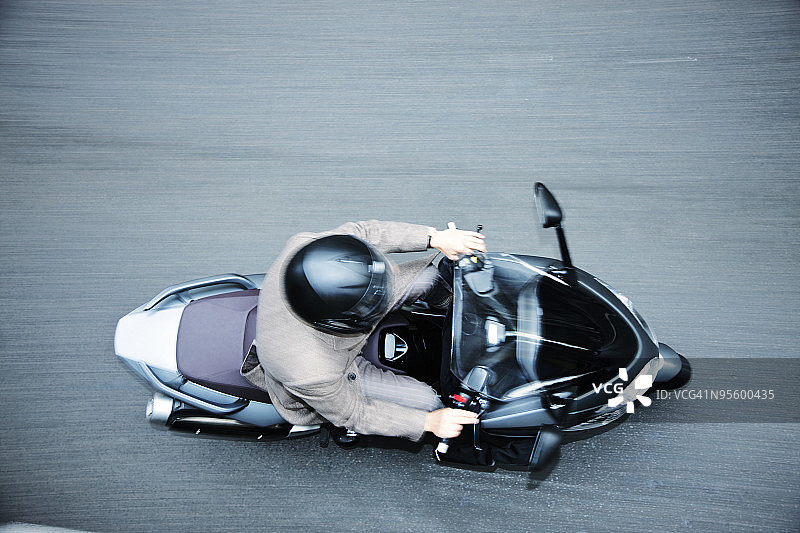 穿西装的男人骑着轻便摩托车图片素材