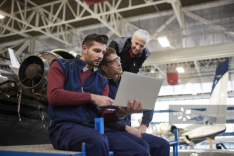 机库中的飞机机械师图片素材