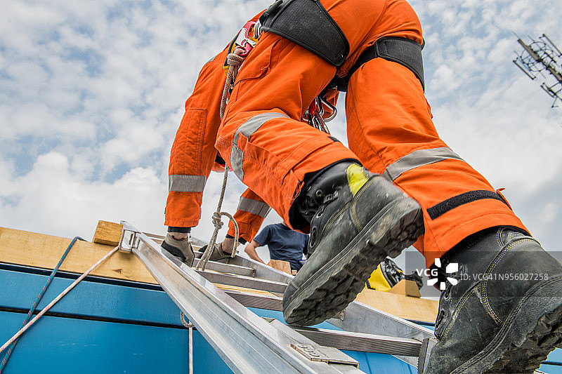 消防员在屋顶救援行动中图片素材