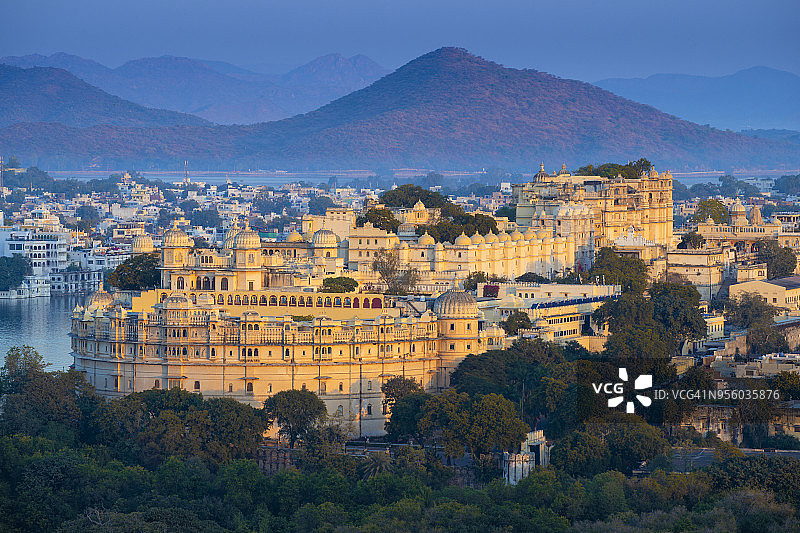 印度拉贾斯坦邦乌代浦城市宫殿在皮丘拉湖上的景色图片素材