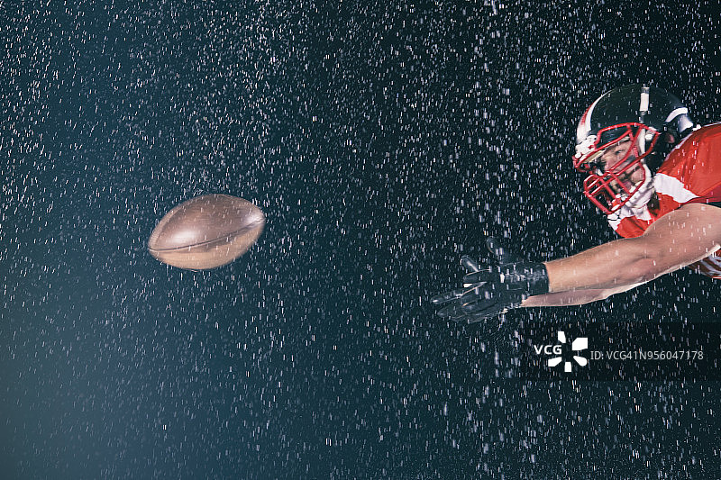 水中的美式橄榄球图片素材