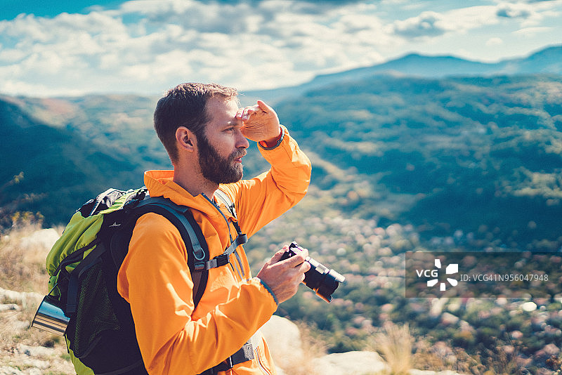 带着相机探索山脉并拍照的游客图片素材
