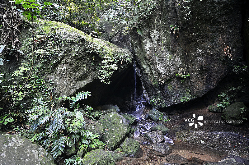 洞穴瀑布图片素材