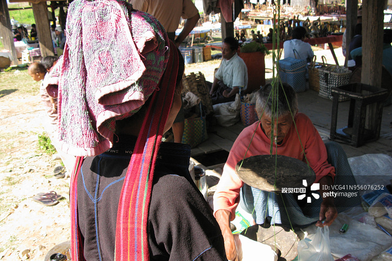 缅甸茵莱湖岸边的水上市场图片素材