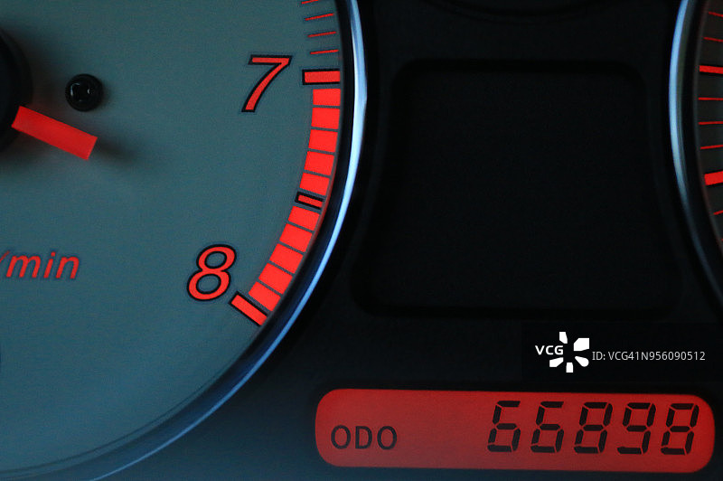 用于测量行驶距离的里程表显示仪器特写图片素材