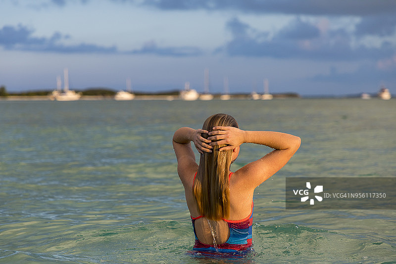 女孩看着大海图片素材