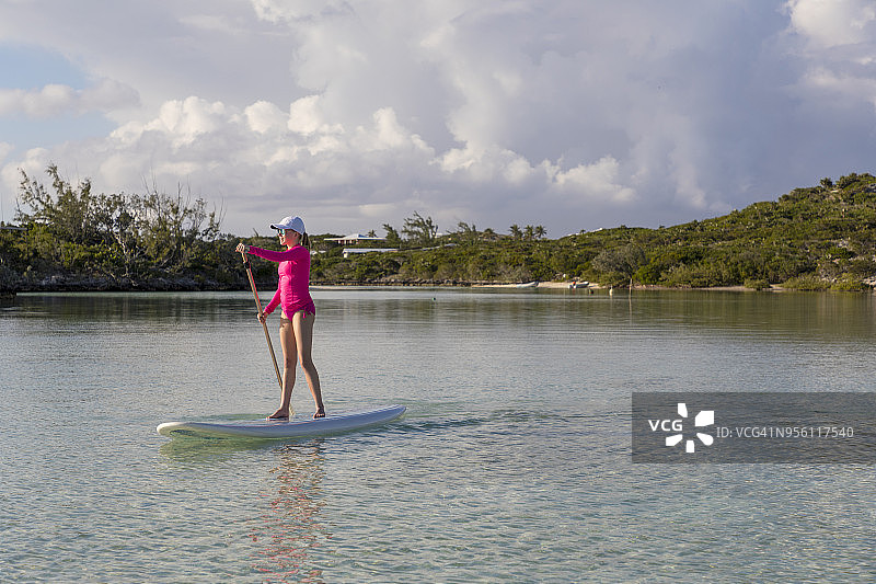 在巴哈马埃克苏马斯群岛斯托金岛卢米纳角附近划桨的女孩图片素材