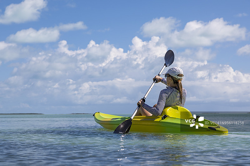 女子在巴哈马群岛 Great Exuma 岛划皮划艇图片素材