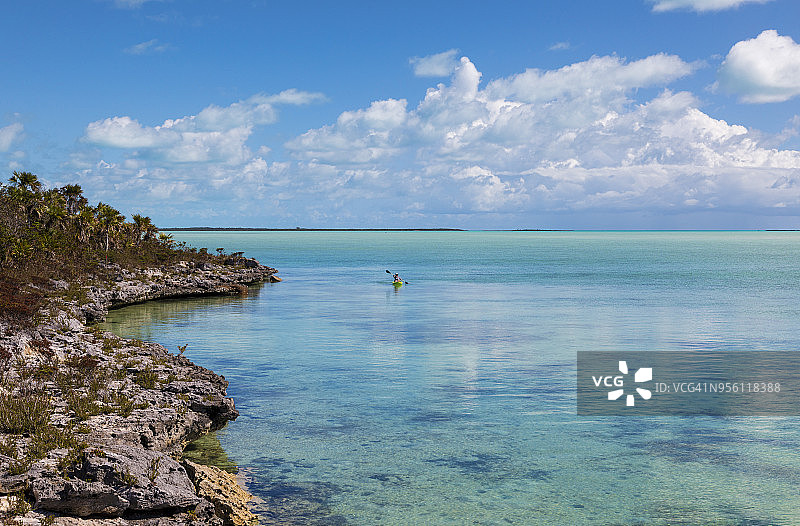 女子在岸边划皮划艇_大埃克苏马岛_埃克苏马群岛_巴哈马图片素材