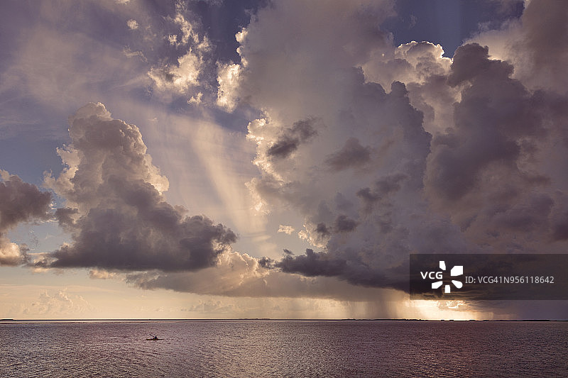 日落时分在巴哈马群岛大埃克苏马划海上皮划艇图片素材