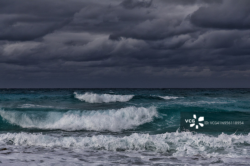 风暴中的海浪和乌云：巴哈马群岛埃克苏马图片素材