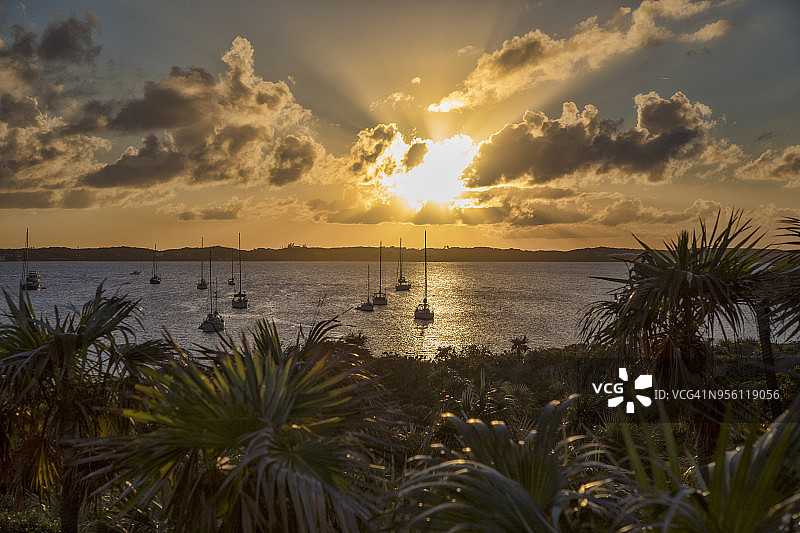 斯托金岛埃克苏马斯巴哈马群岛的帆船日落图片素材