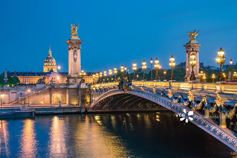 阴天黄昏下的亚历山大三世桥图片素材