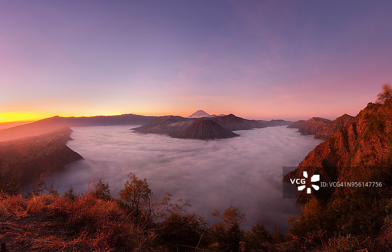 布罗莫火山全景图片素材