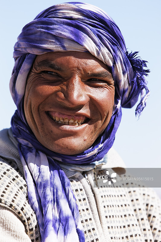 微笑的传统阿拉伯游牧民图片素材