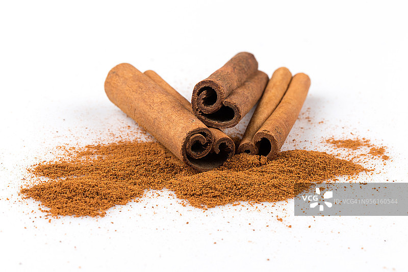 白色背景上的肉桂粉图片素材