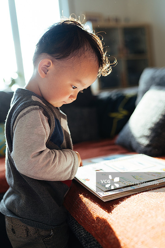 一个在家读书的男婴图片素材