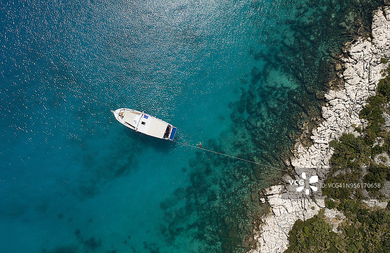 清澈的绿松石色海洋和游艇航拍图片素材