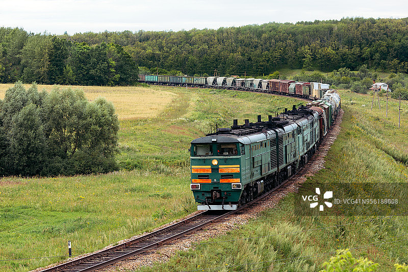 内燃机车牵引重型货运列车图片素材
