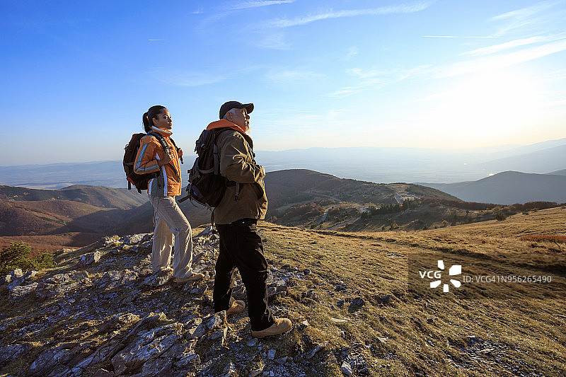 情侣站在山顶上欣赏风景图片素材