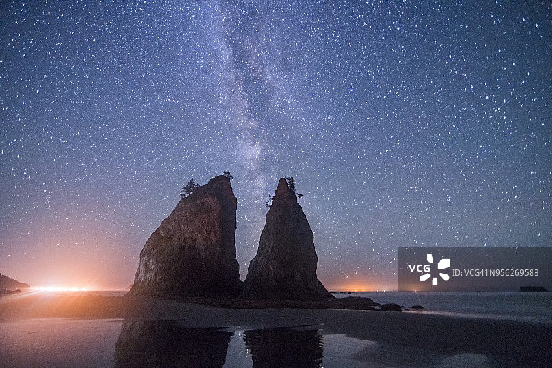 奥林匹克国家公园里亚托海滩上的银河图片素材