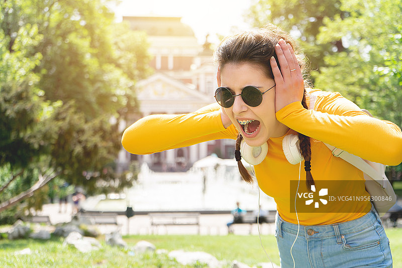 捂住耳朵尖叫的沮丧青少年图片素材