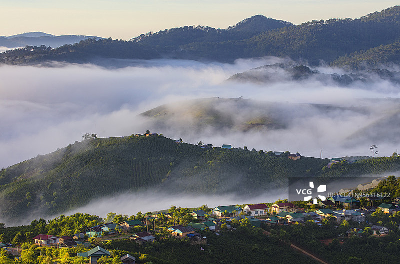 越南大叻清晨薄雾和阳光下的城市图片素材
