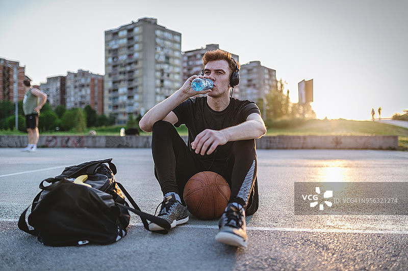 运动员在篮球场喝水图片素材