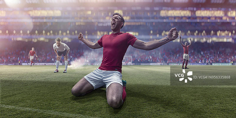 跪着欢呼庆祝的职业足球运动员图片素材