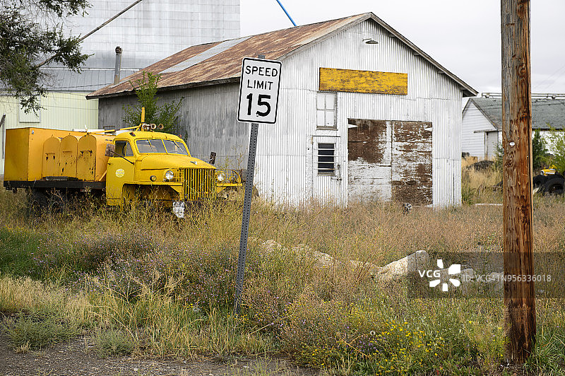 美国蒙大拿州三叉镇的废弃卡车和机库图片素材