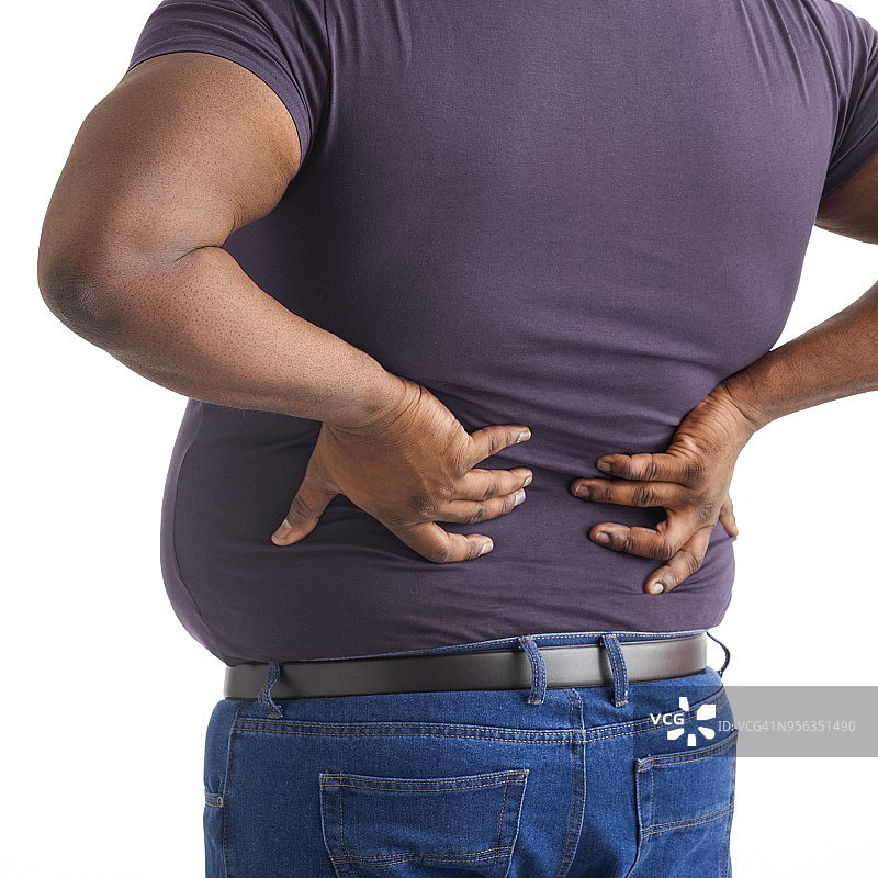 双手扶背的超重男子图片素材