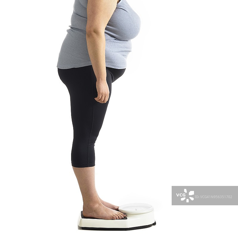 站在体重秤上的超重女人图片素材