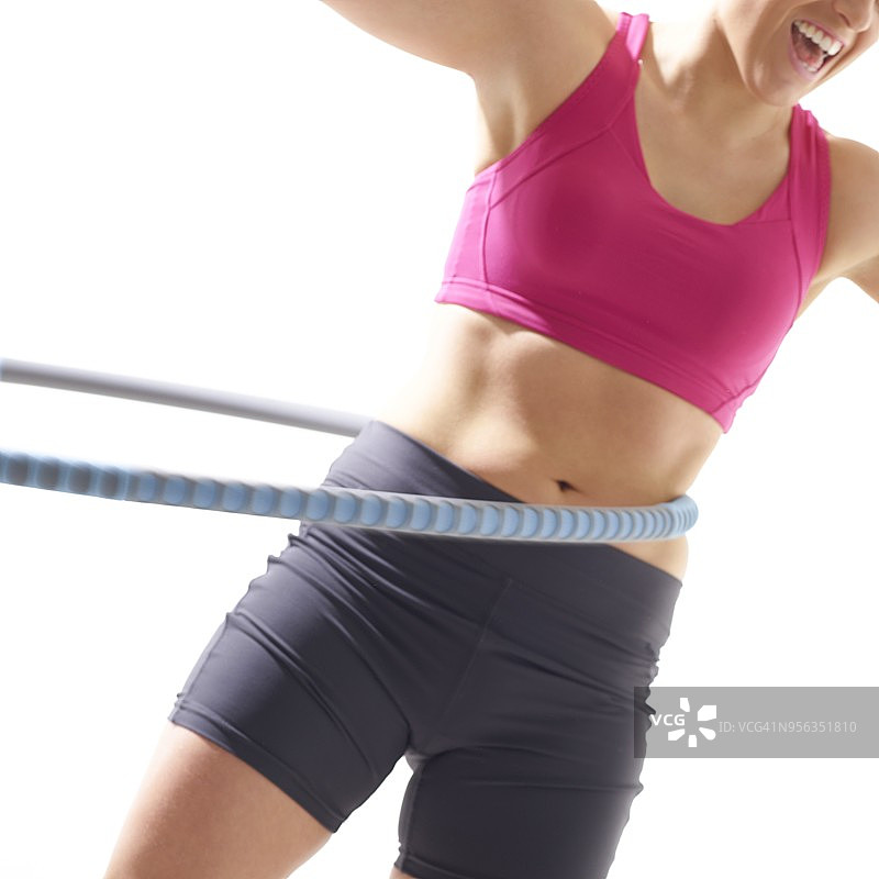 女人使用塑料呼啦圈图片素材