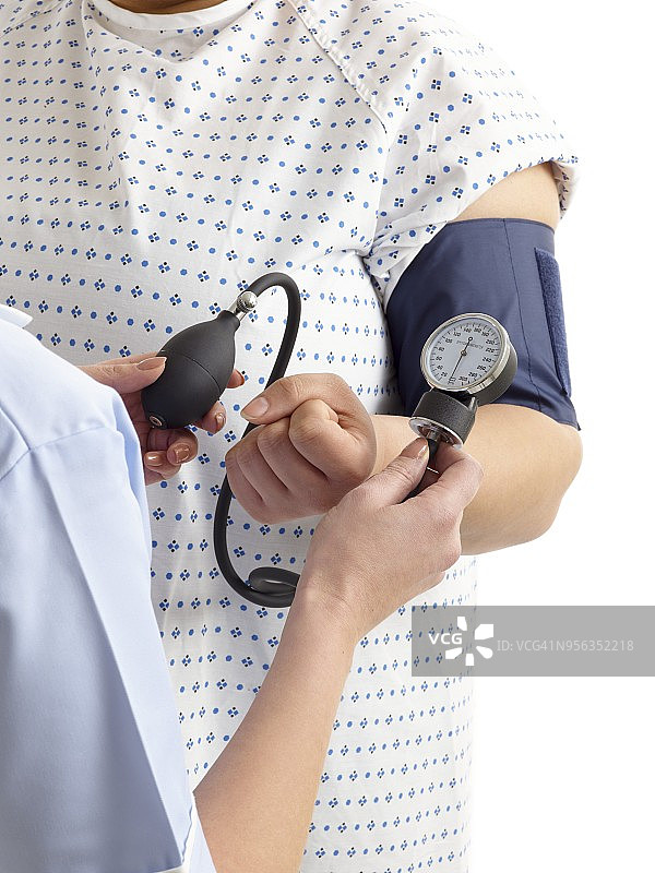 女人测量血压图片素材