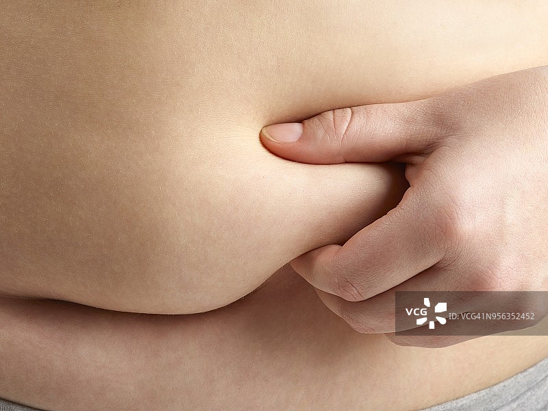 手拿脂肪的超重女人图片素材