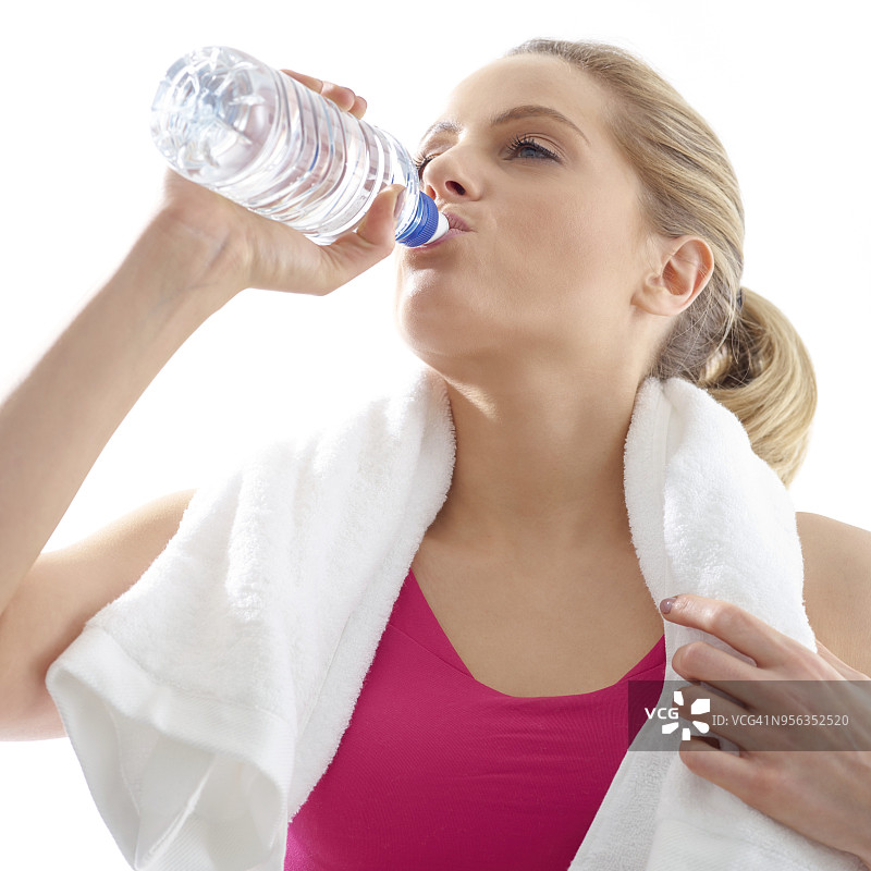 女人喝矿泉水图片素材