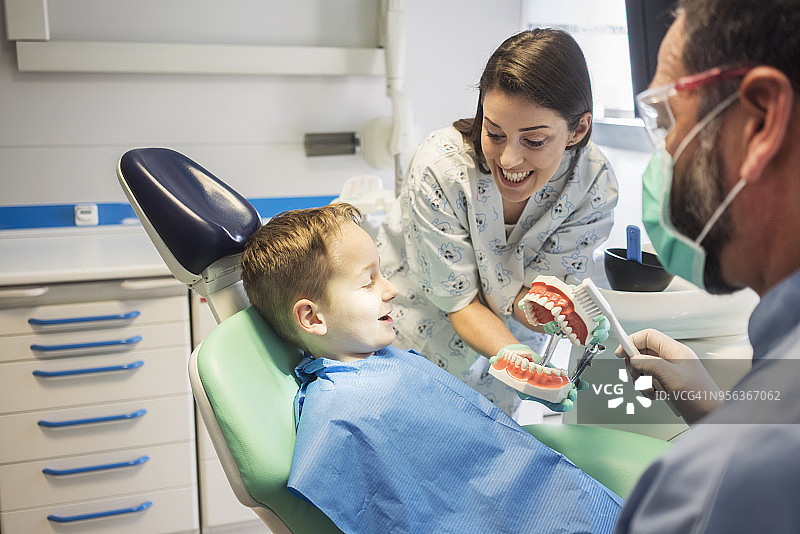 在牙医诊所不害怕图片素材